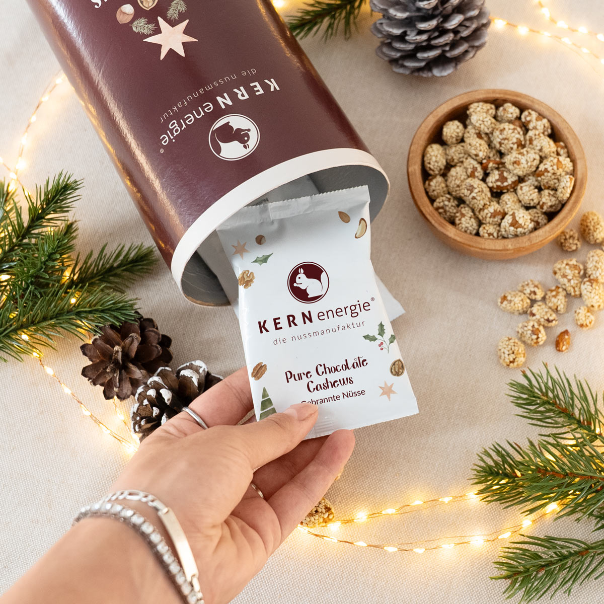 Adventskalender mit kleinen Snackbeuteln und weihnachtlicher Deko
