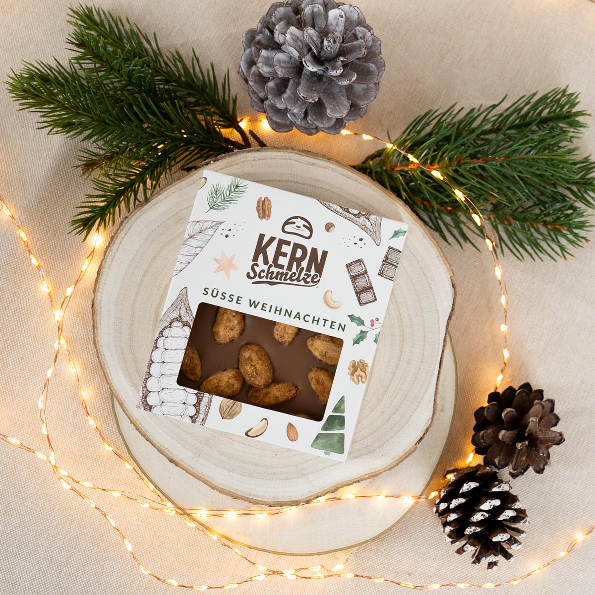 Vollmilchschokoladentafel mit gebrannten Mandeln mit Spekulatiuswürze in weihnachtlicher Verpackung