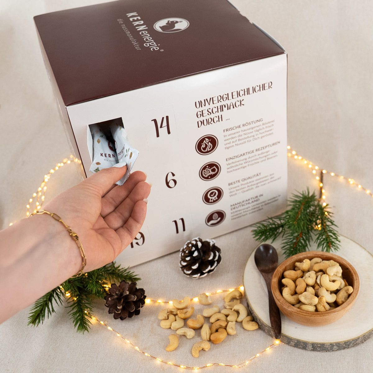 Adventskalender in Würfelform mit einem geöffneten Türchen