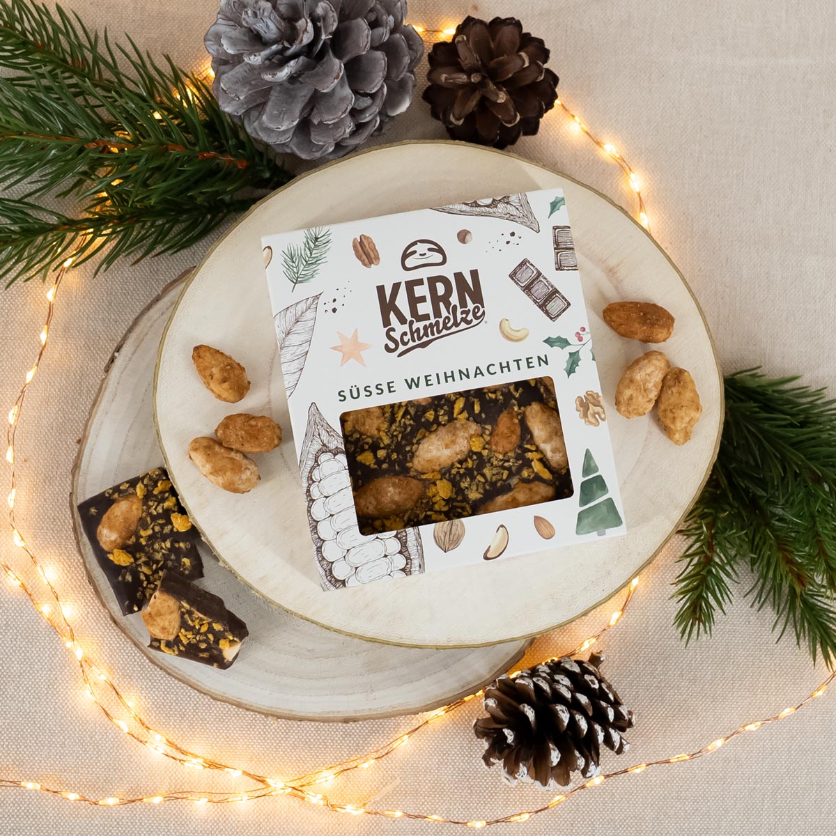  Zartbitterschokolade mit gebrannten Mandeln und Aprikosenstückchen in weihnachtlicher Verpackung