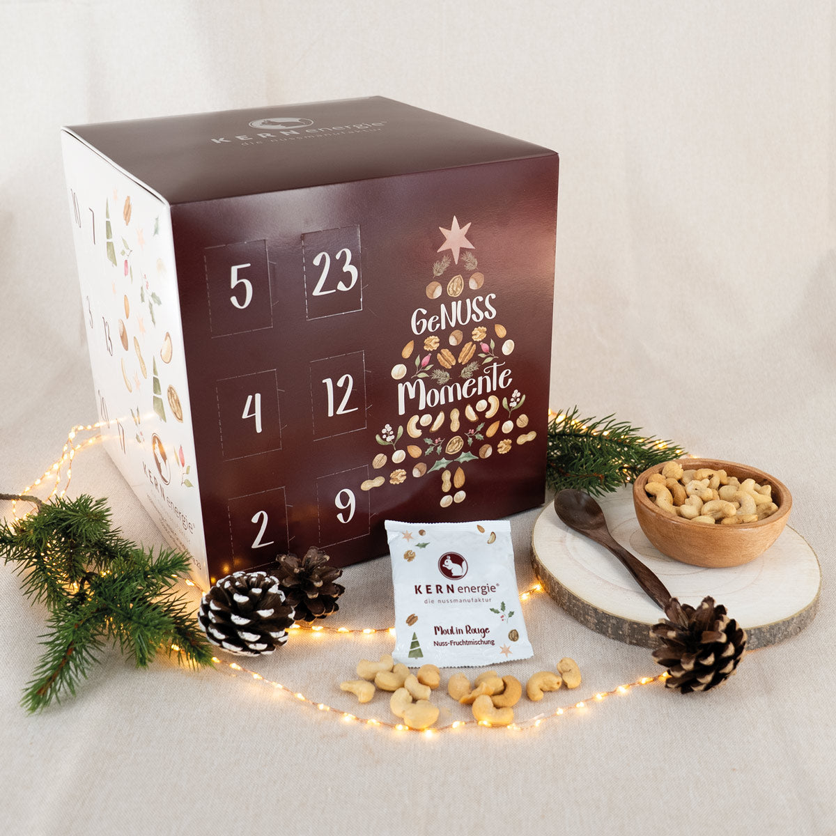 Adventskalender in Würfelform mit Nüssen und weihnachtlicher Deko