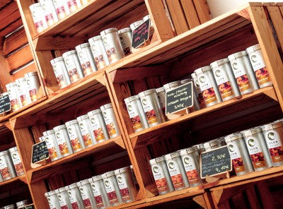 Aludosen mit erlesenen Nüssen, feiner Schokolade und hochwertigen Snacks – exklusive Genussartikel für Feinkosthändler und anspruchsvolle Kunden.