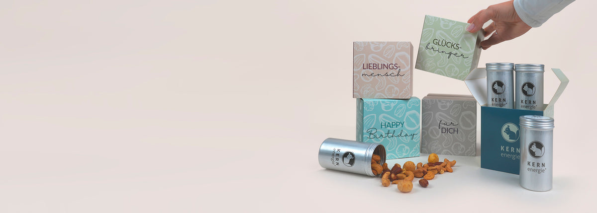 Vier verschiedene Geschenkboxen mit den folgenden Aufschriften "Glücksbringer", "Lieblingsmensch", "Für Dich", "Happy Birthday"