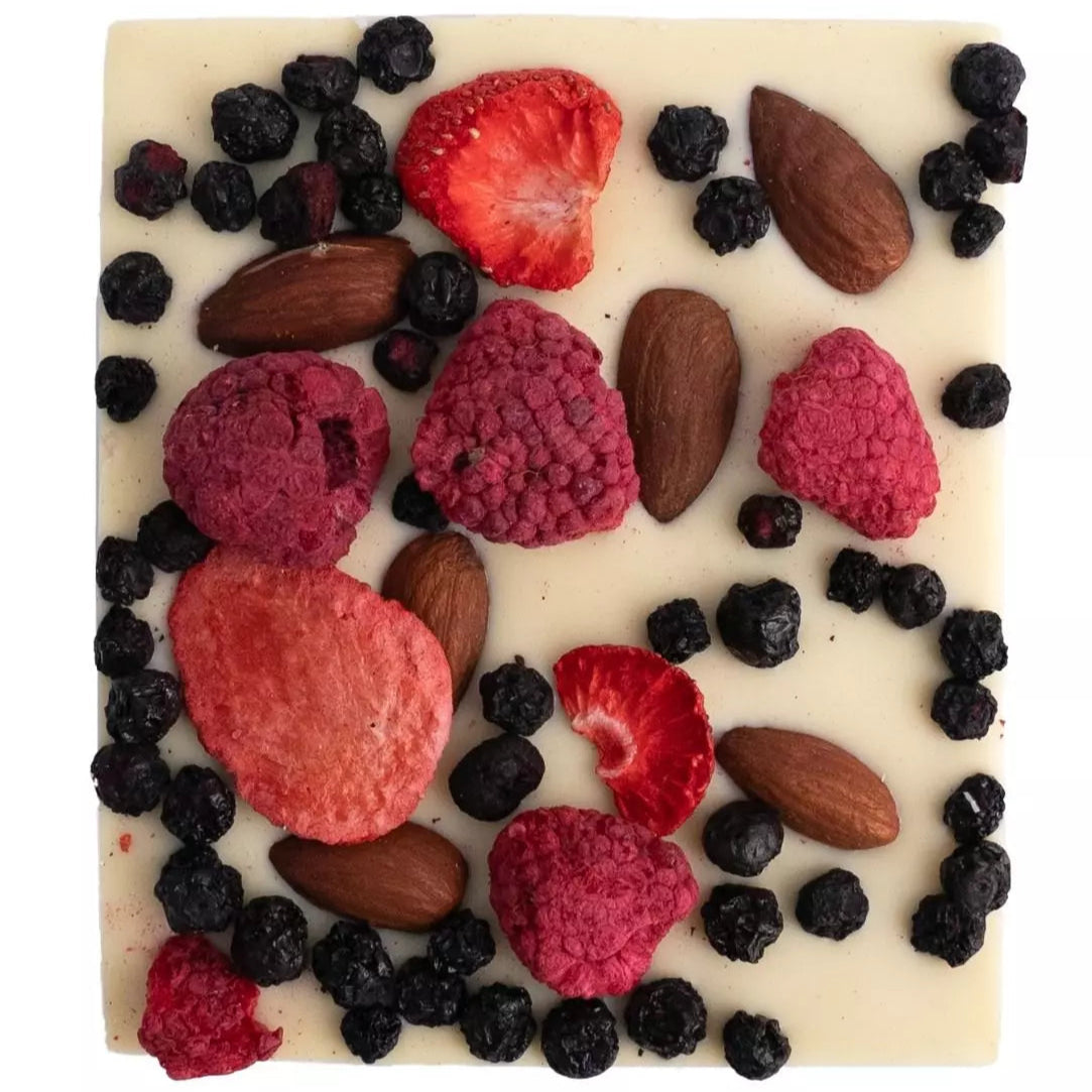 Osterschokolade weiße Schokolade mit Erdbeeren, Himbeeren, Heidelbeeren und Mandeln